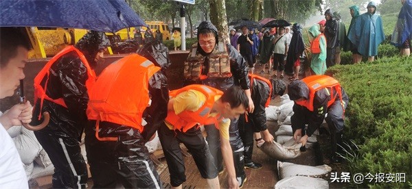 安陽(yáng)益和熱力集團(tuán)30人搶險(xiǎn)隊(duì)逆流而上，奮戰(zhàn)在抗洪一線(xiàn)